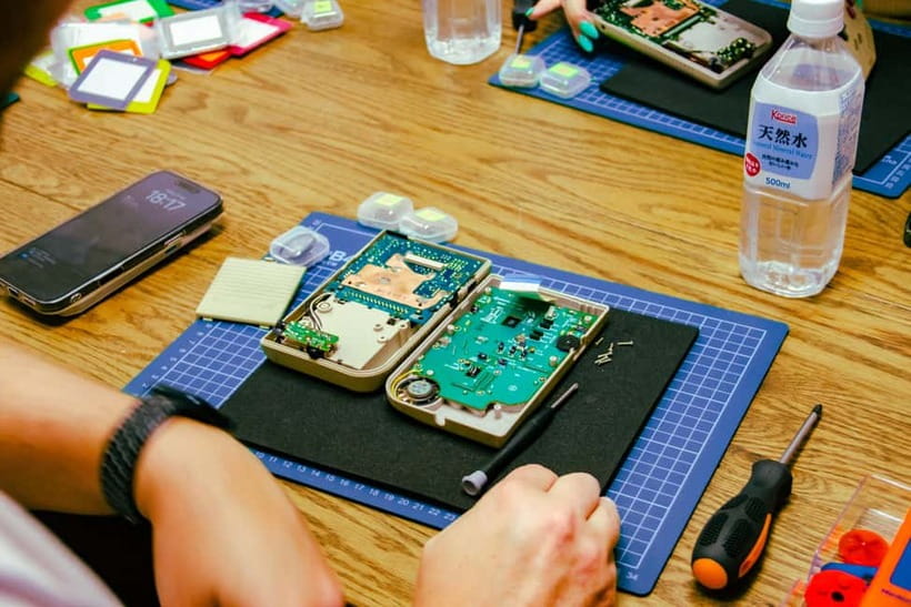 Tokyo: Gameboy Mod Workshop at Akihabara - Testing the finished console and choosing games