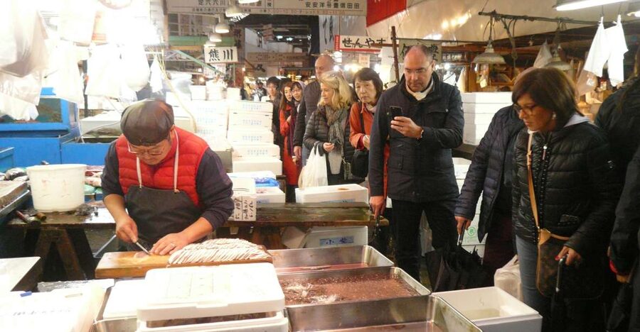 Tokyo: Guided Walking Tour of Tsukiji Market with Breakfast - Entering Tsukiji Outer Market