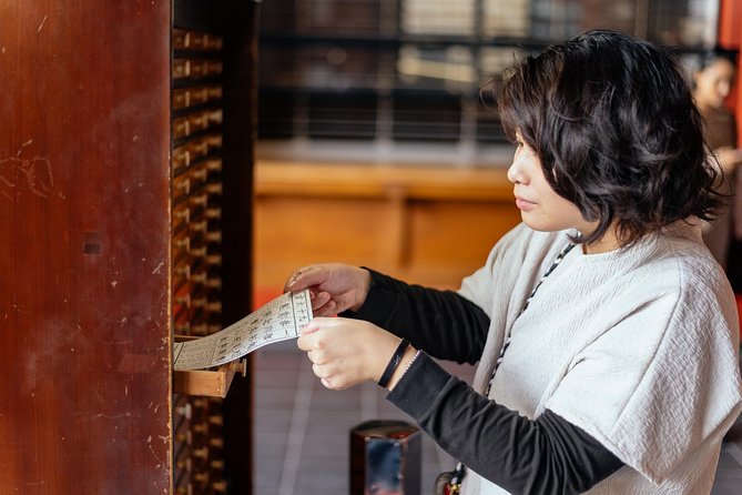 Tokyo History: Sensoji Temple & Asakusa District Private Tour - Kaminarimon and Nakamise: Tokyo’s theatrical front door