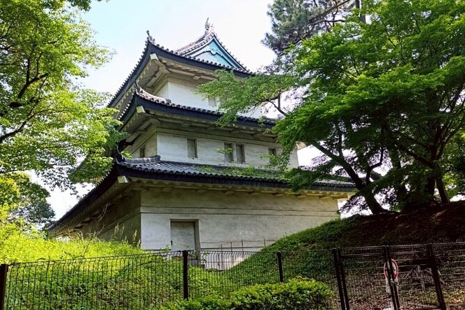 Tokyo: Imperial Palace and Shogun Historical Walking Tour - Finding calm in Ninomaru Garden
