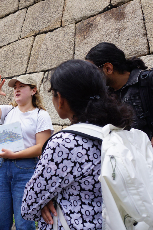 Tokyo: Imperial Palace Japanese History Walking Tour - A guide who teaches rather than simply points