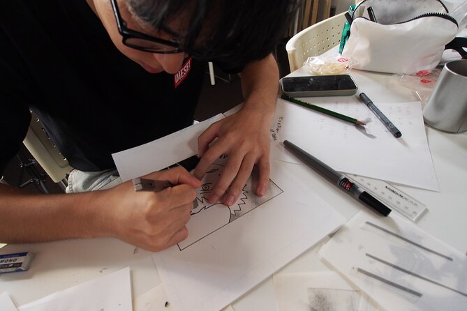 Tokyo Manga Drawing Workshop Guided by Active Pro Manga Artist - Why the small group size improves the lesson