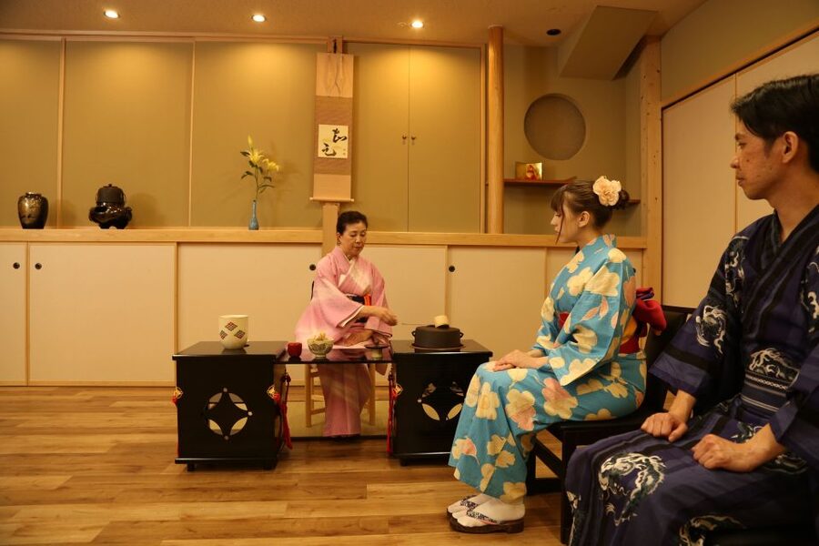 Tokyo: Practicing Zen with a Japanese Tea Ceremony - The first ceremony: watch before you act