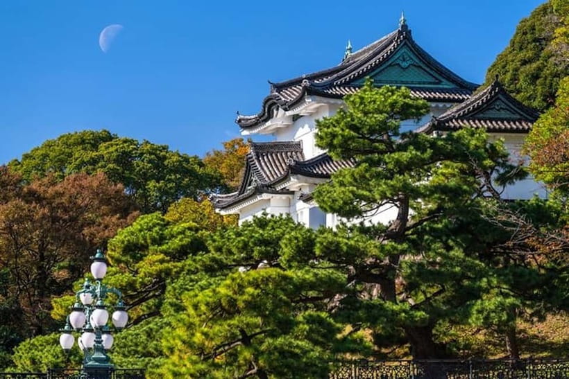 Tokyo: Pvt. Tour - Edo Castle & Imperial Palace East Gardens - Meeting your guide at Wadakura Fountain Park