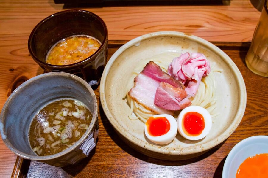 Tokyo: Ramen Tasting Tour with 6 Mini Bowls of Ramen - The guide makes the difference
