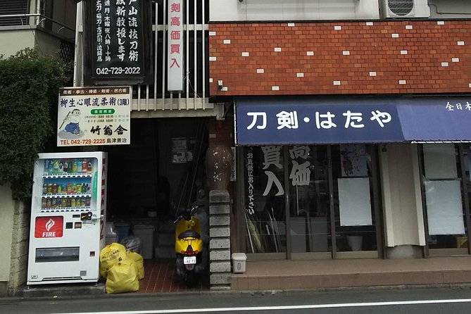 Tokyo:Samurai sword and archery class from a samurai descendant - Trying the samurai bow and arrow