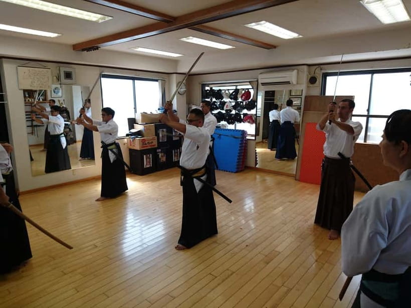 Tokyo: Samurai Sword & Archery Class from Samurai Descendant - Watching a difficult demonstration