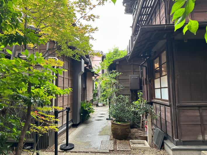 Tokyo:Stroll in Old traditional culture towns~Yanaka & Nezu - A relaxed start through residential Yanaka