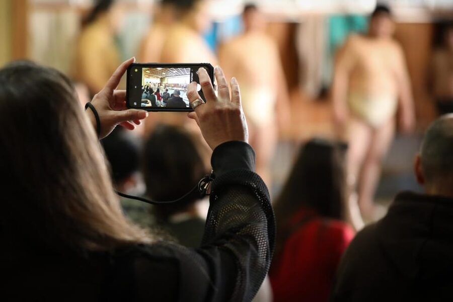 Tokyo: Sumo Morning Practice with journalists. Not fake show - Photos with the wrestlers after training