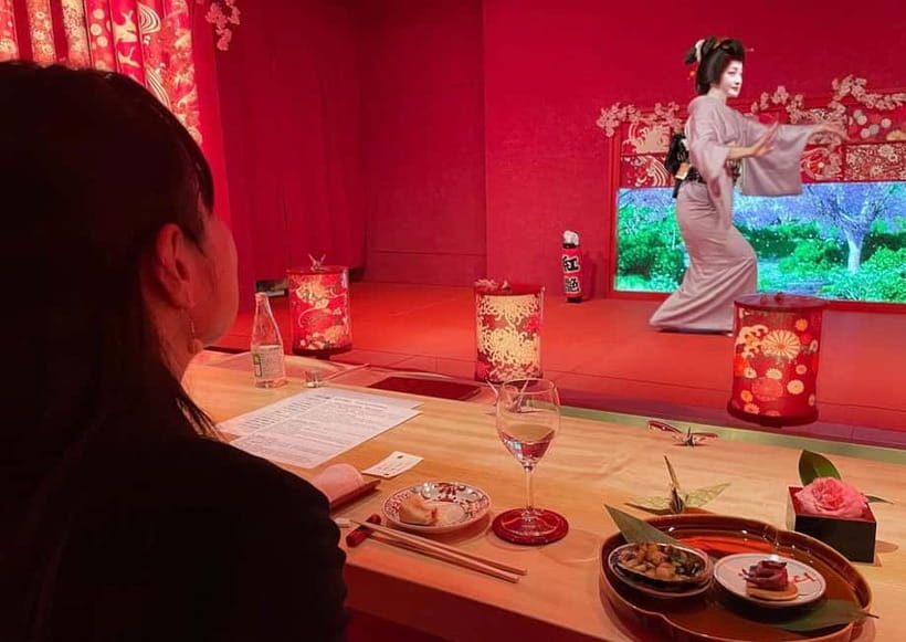 Tokyo: Traditional Geisha Experience Show & Japanese Dinner - Photos with geisha in formal kimono