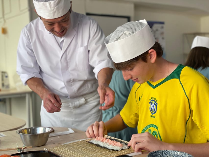 Tokyo: Tsukiji Fish Market Sushi Making Class with Pro Chef - How much personal attention can you expect?
