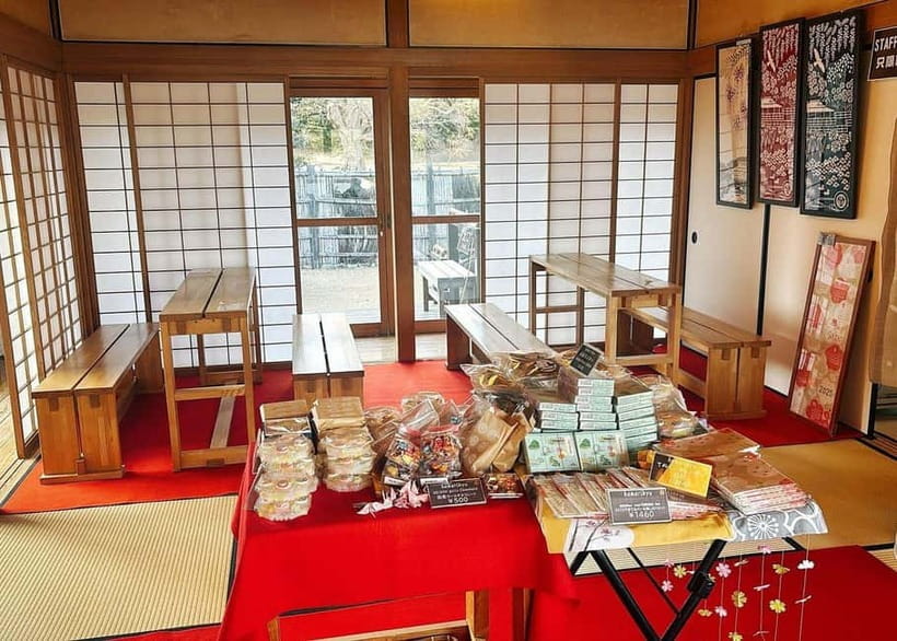 Tokyo: Tsukiji Market and Hama-rikyu Gardens Guided Tour - Finding calm in Hama-rikyu Gardens