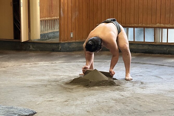 Tokyo: Visit Sumo Morning Practice with English Guide - The photo with the wrestlers