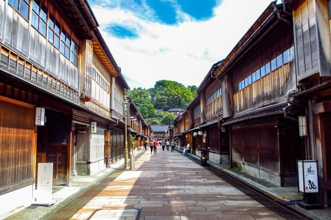 True Kanazawa: Private Walking tour with a Local guide - Museums, shrines, and hands-on local culture