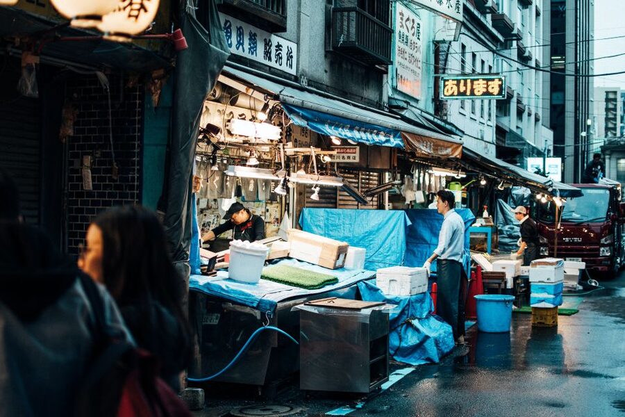 Tsukiji: Outer Market Walking Tour & Sake Tasting Experience - Finding the useful corners of Tsukiji Outer Market
