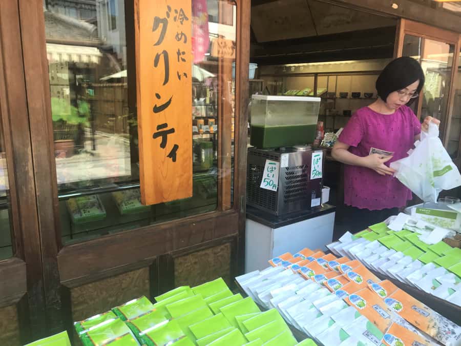 Uji: Green Tea Tour with Byodoin and Koshoji Temple Visits - What the guides add to the experience