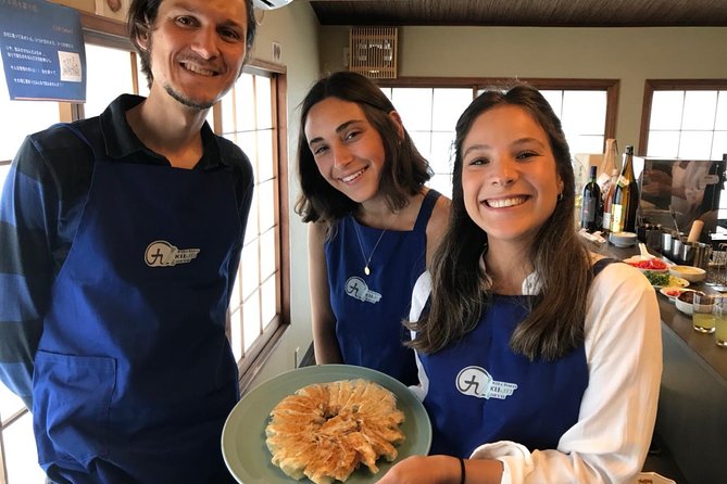 Vegan/Vegetarian Ramen and Gyoza by Bentoya cooking - Cooking with Kaori and the small-group setting