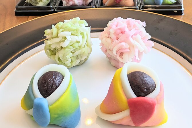 Wagashi traditional japanese sweets class - Learning to shape delicate nerikiri