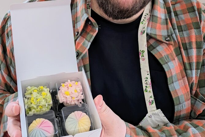 Wagashi traditional japanese sweets class - Tasting the sweets you made